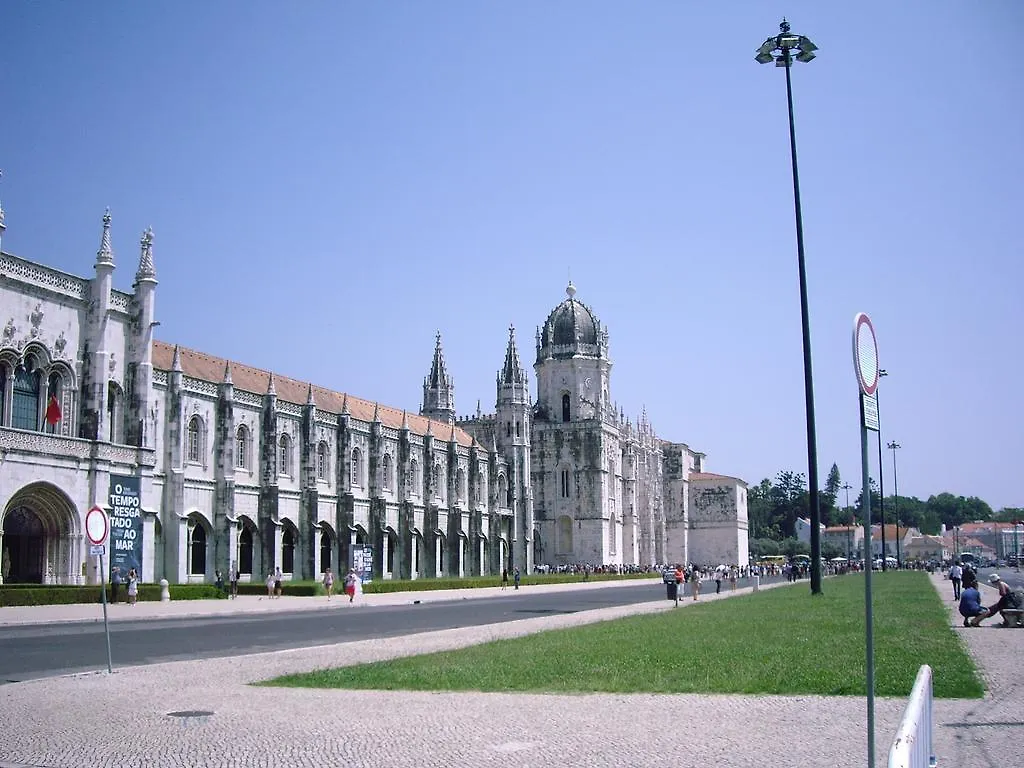 Residencial Camoes Bed & Breakfast Lisbon 2*,  Portugal